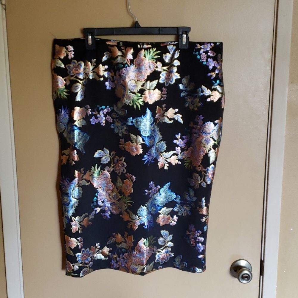 Size 2x black floral pencil skirt